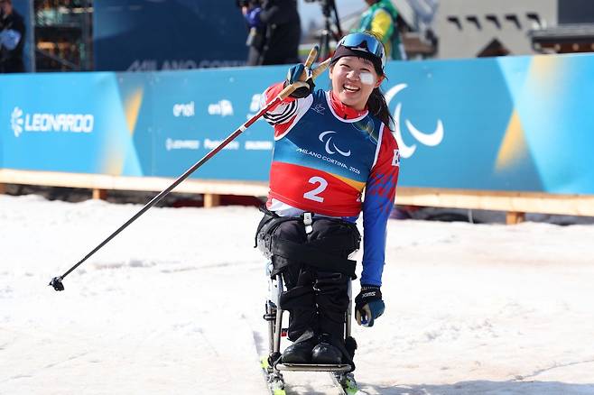 김윤지가 10일(현지시간) 이탈리아 테세로 크로스컨트리 스타디움에서 열린 2026 밀라노·코르티나담페초 동계 패럴림픽 크로스컨트리 스키 여자 스프린트 좌식 결선에서 2위로 결승선을 끊고 환하게 웃고 있다. 테세로 | 공동취재단