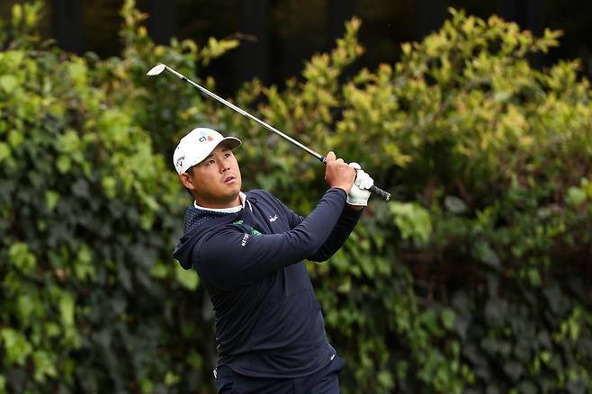 김시우가 지난달 21일 열린 PGA투어 제네시스 인비테이셔널 2라운드 도중 6번 홀에서 아이언으로 티샷을 한 뒤 날아가는 공을 바라보고 있다. 게티이미지코리아