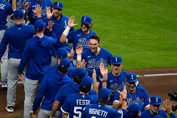 11일 WBC 조별리그 B조 미국과의 경기에서 승리한 이탈리아 선수단이 자축하고 있다. 게티이미지