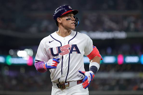 애런 저지가 11일 WBC 조별리그 이탈리아와의 경기에서 관중석을 바라보고 있다. 게티이미지