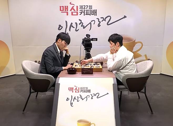 이원영 9단과 복기하는 신진서 9단(왼쪽).  한국기원 제공