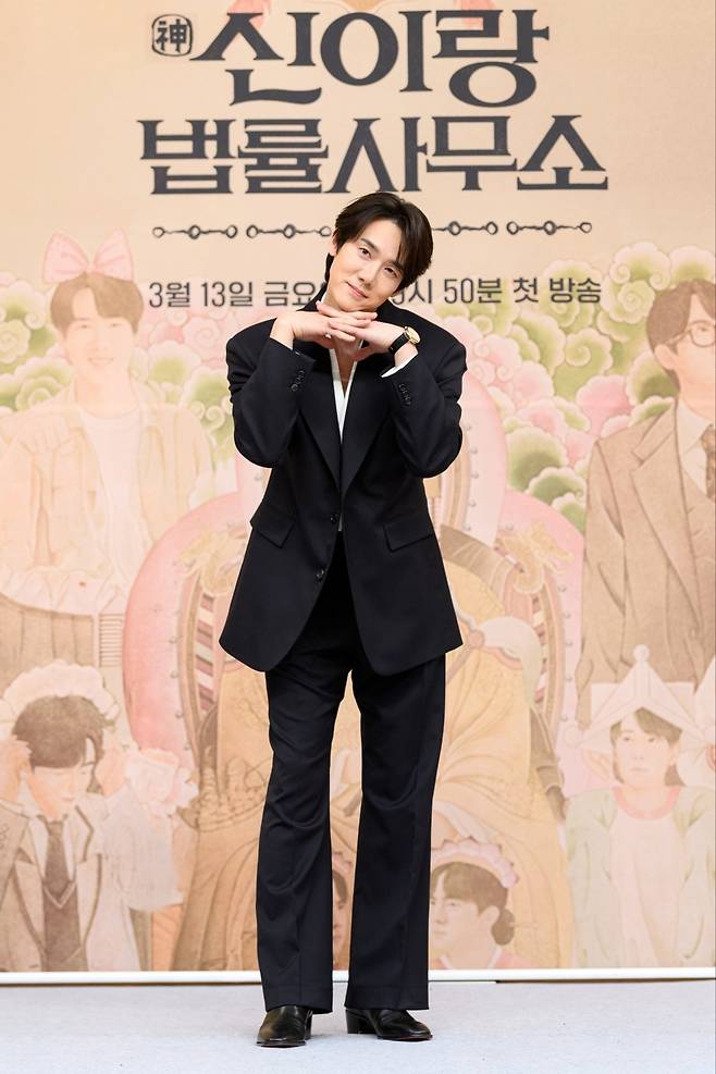 유연석이 11일 서울 양천구 SBS 사옥에서 진행된 SBS 새 금토드라마 ‘신이랑 법률사무소’ 제작발표회에서 포즈를 취하고 있다. SBS 제공