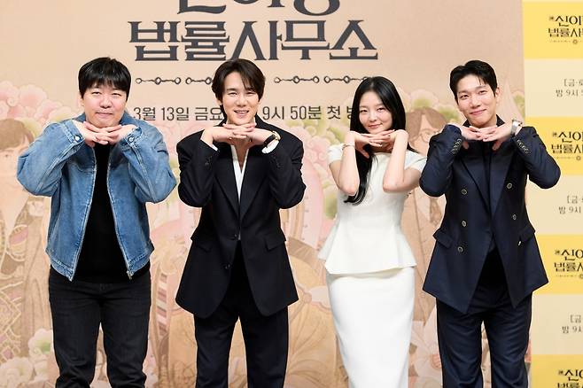 (왼쪽부터) 신중훈 PD, 유연석, 이솜, 김경남이 11일 서울 양천구 SBS 사옥에서 진행된 SBS 새 금토드라마 ‘신이랑 법률사무소’ 제작발표회에서 포즈를 취하고 있다. SBS 제공