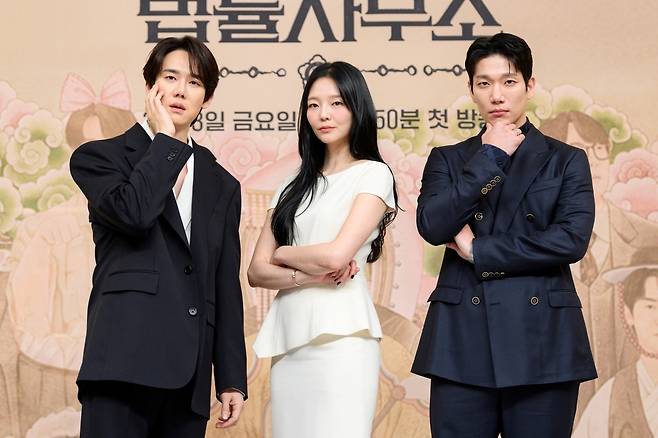 (왼쪽부터) 유연석, 이솜, 김경남이 11일 서울 양천구 SBS 사옥에서 진행된 SBS 새 금토드라마 ‘신이랑 법률사무소’ 제작발표회에서 포즈를 취하고 있다. SBS 제공