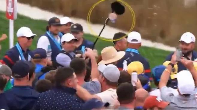 지난해 9월 28일 열린 라이더컵 둘째 날 포볼 경기 도중 한 팬이 던진 맥주컵(원 안)이 로리 매킬로이의 아내 에리카(둥근 챙이 달린 모자를 쓴 사람)를 향해 날아가고 있다. SNS 캡처