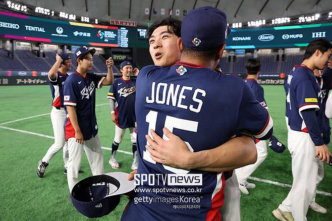 ▲ 한국 주장 이정후가 한국계 외야수 자마이 존스와 포옹을 나누고 있다.