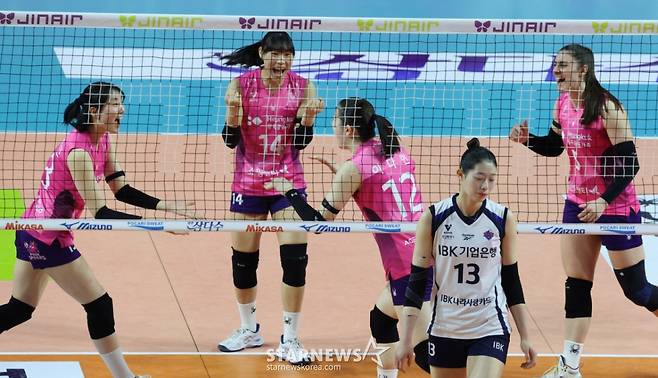 레베카(14점)와 피치(17점)  씽포가 31점을 합작하며 5세트 접전 끝에 IBK기업은행의 추격을 뿌리치며 포스트시즌 진출을 확정했다.    흥국생명은 10일 인천 삼산월드체육관에서 열린 2025~2026 프로배구 V-리그 여자부 홈경기에서 IBK기업은행을 3-2(25-20, 23-25, 16-25, 25-19, 15-12)로 제압했다. /사진=김진경 대기자