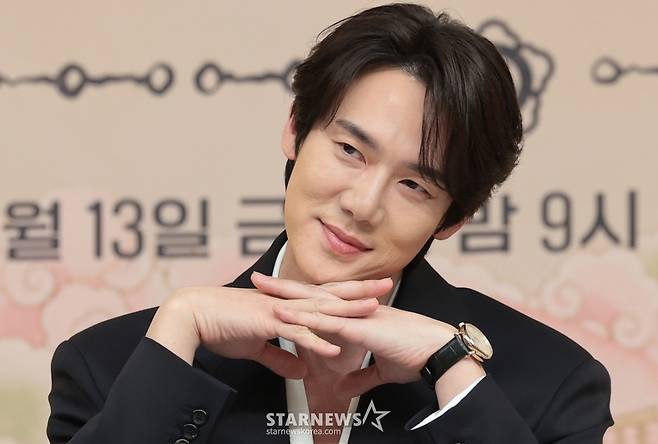 (서울=뉴스1) 권현진 기자 = 배우 유연석이 11일 서울 양천구 목동 SBS에서 열린 새 금토드라마 '신이랑 법률사무소'(극본 김가영, 강철규/ 연출 신중훈) 제작발표회에 참석해 포즈를 취하고 있다.  '신이랑 법률사무소'는 망자의 한을 통쾌하게 풀어주는 '신들린 변호사' 신이랑(유연석 분)과 승소에 모든 것을 건 '냉혈 엘리트 변호사' 한나현(이솜 분)의 기묘하고도 따뜻한 한풀이 어드벤처를 그린 드라마다. 2026.3.11/뉴스1  Copyright (C) 뉴스1. All rights reserved. 무단 전재 및 재배포,  AI학습 이용 금지. /사진=(서울=뉴스1) 권현진 기자