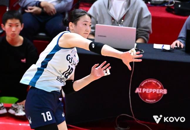 GS칼텍스 권민지가 페퍼저축은행전에서 강스파이크를 꽂아넣고 있다. /사진=KOVO 제공