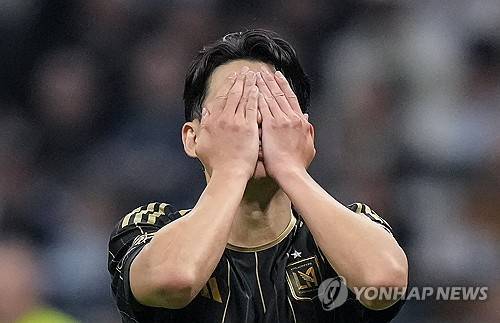 손흥민이 시즌 7호 도움을 올렸으나 득점은 또다시 실패했다. LAFC는 11일(한국시간) 미국 캘리포니아주 로스앤젤레스의 BMO 스타디움에서 열린 LD알라후엘렌세(코스타리카)와의 2026시즌 북중미카리브축구연맹(CONCACAF) 챔피언스컵 16강 1차전 홈 경기에서 1-1로 비겼다. 연합뉴스