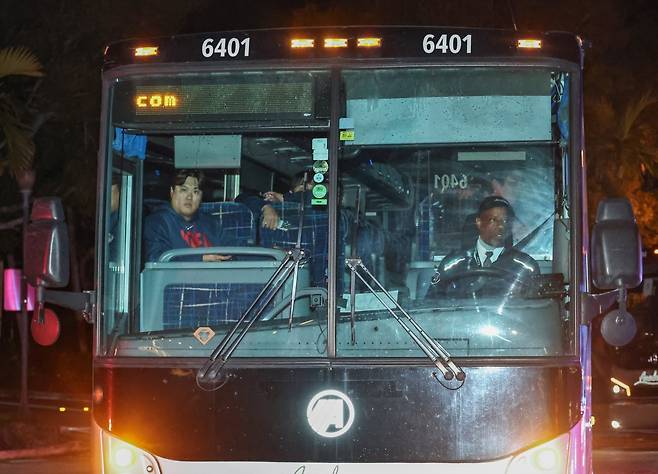 2026 월드베이스볼클래식(WBC) 2라운드 진출에 성공한 한국 야구대표팀이 11일(한국시간) 미국 마이애미에 도착했다. 한국은 현지 적응 훈련을 소화한 뒤 14일 론디포파크에서 D조 1위 팀과 2라운드 경기를 치른다. 연합뉴스