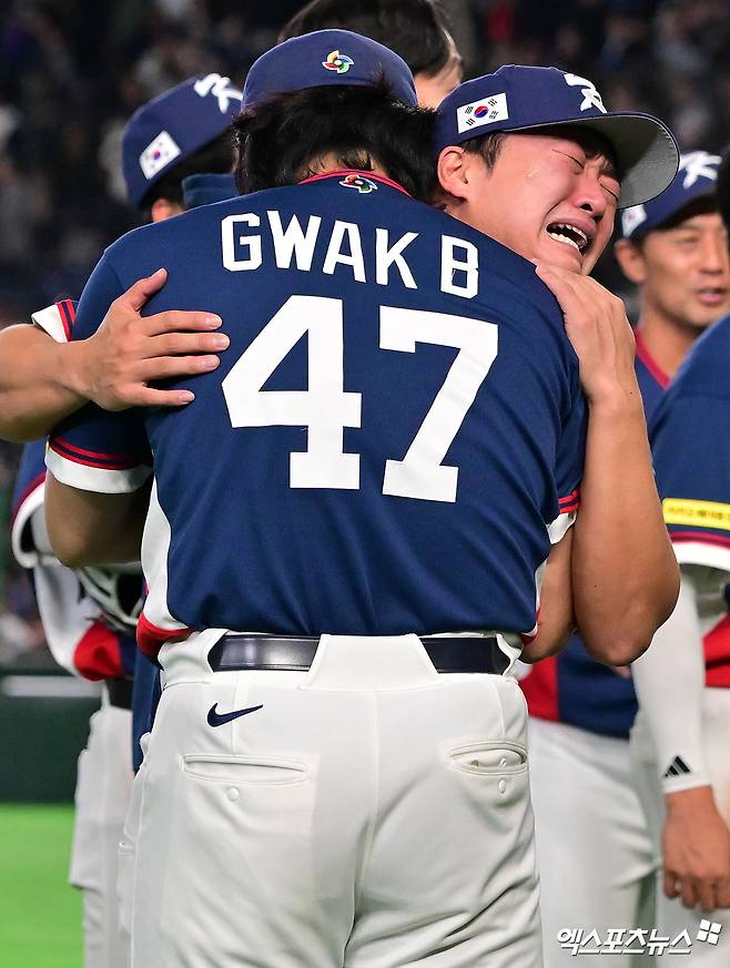 한국 야구 대표팀을 이끄는 류지현 감독은 2026 월드베이스볼클래식(WBC) 8강전을 앞두고 팔꿈치 염증 진단을 받아 미국 마이애미행 전세기에 탑승하지 못한 좌완 투수 손주영(LG트윈스)의 빈 자리를 문동주(한화 이글스)가 아닌 한국계 우완 투수 라일리 오브라이언(세인트루이스 카디널스)으로 메꾸는 걸 고려 중이다. 손주영은 지난 9일 일본 도쿄돔에서 열린 호주와의 대회 조별리그 C조 최종전에서 투구 도중 팔꿈치 통증을 호소했고, 병원 검진에서 좌측 팔꿈치 회내근 염증 및 부종 진단을 받아 10일간 휴식이 필요한 것으로 밝혀졌다. 엑스포츠뉴스DB