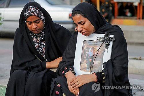 이란 초등학교 공습 사망자 장례식의 희생자 부모 [로이터 연합뉴스 자료사진. 재판매 및 DB 금지]