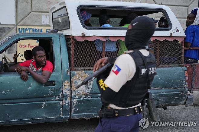포르토프랭스 도심 순찰하는 경찰 [AP 연합뉴스 자료사진. 재판매 및 DB 금지]