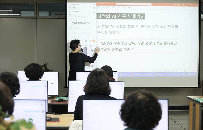 '나만의 AI 친구 만드세요'   (대구=연합뉴스) 박세진 기자 = 10일 대구 중구청사에서 정보화 교육이 진행되고 있다. 교육에는 중장년층 어르신들이 참여해 Chat(챗)GPT 등 인공지능(AI) 관련 기술을 비롯한 디지털 기술을 배워간다. 2026.3.10 psjpsj@yna.co.kr