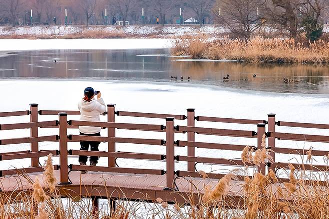 만석공원 저수지의 나무데크길 [사진/정동헌 기자]