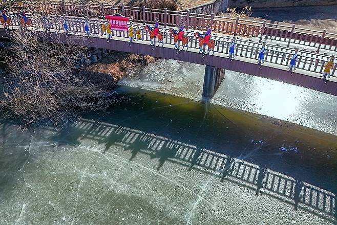 만석공원 여의교 위에 조선 정조대왕 능행차 행렬을 표현한 조형물 [사진/정동헌 기자]