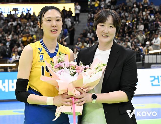 현대건설의 양효진(왼쪽)에게 꽃다발을 건넨 장소현 페퍼저축은행 감독 [한국배구연맹 제공. 재판매 및 DB 금지]