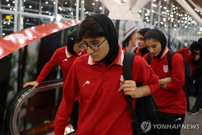 '7명 호주 망명' 뒤 귀국길 오른 이란 여자축구대표팀 (쿠알라룸푸르 로이터=연합뉴스) 귀국하기 위해 호주를 떠난 이란 여자축구대표팀 선수 등이 11일(현지시간) 말레이시아 쿠알라룸푸르 국제공항에 도착한 모습.