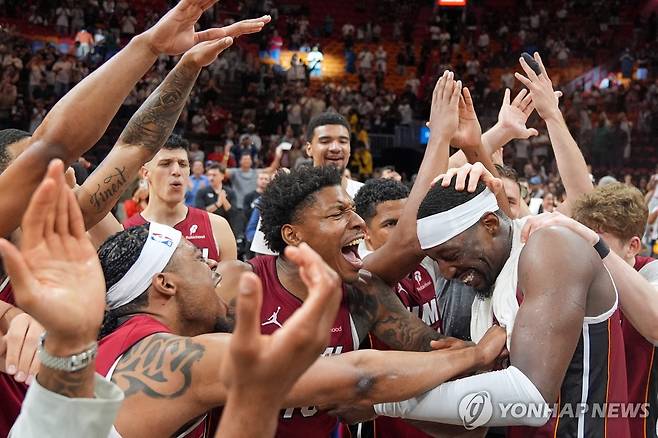 동료들 축하받는 아데바요(오른쪽) [AP=연합뉴스]