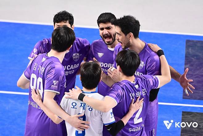 봄배구 진출 기대감을 키우는 우리카드 선수들 [한국배구연맹 제공. 재판매 및 DB 금지]