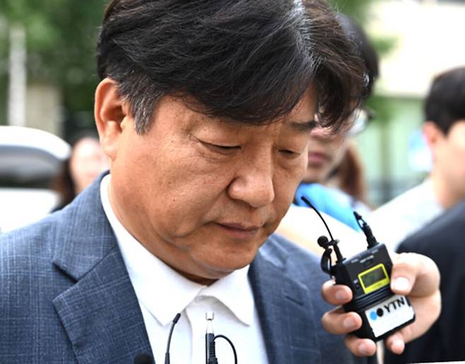 ▲&nbsp;딸 명의 편법대출 및 재산축소·페이스북 허위사실 글 게시 등 혐의로 기소된 더불어민주당 양문석 의원이 지난해 7월 경기도 수원시 영통구 수원고등법원에서 열린 항소심 선고공판을 마치고 나오고 있다. /연합뉴스