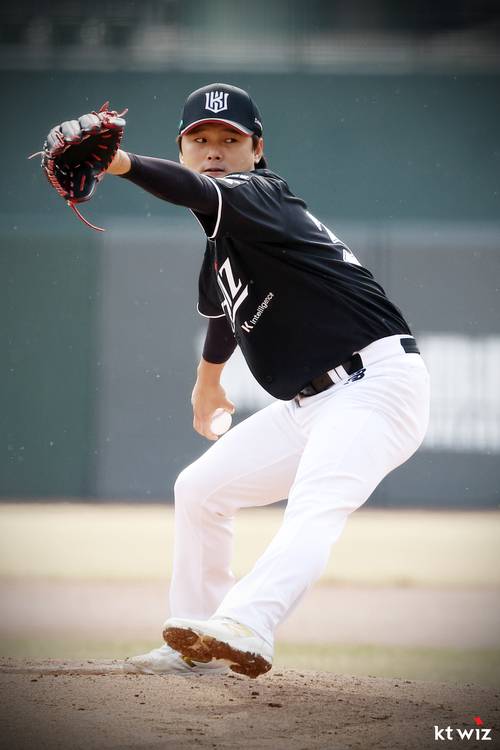 12일 부산 사직구장에서 열린 2026 신한 SOL KBO리그 시범경기 롯데 자이언츠와의 경기서 선발로 나선 KT 주권이 역투하고 있다. 사진=KT위즈