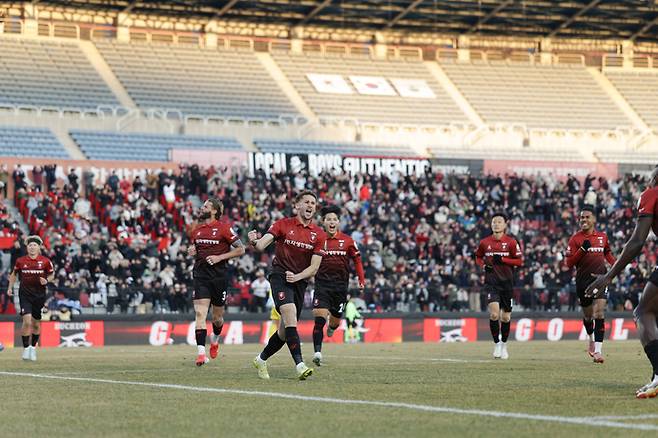 부천종합운동장서 열린 하나은행 K리그1 2라운드 경기서 대전하나시티즌을 상대로 골을 넣은 갈레고가 세리머니를 하고 있다. 사진=한국프로축구연맹