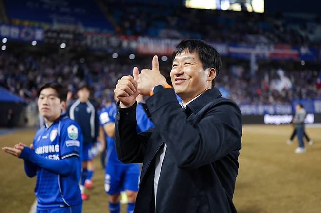 수원월드컵경기장서 열린 하나은행 K리그2 개막전서 서울이랜드를 꺾고 승리한 수원 삼성 이정효 감독이 팬들에게 세리머니를 하고 있다. 사진=한국프로축구연맹