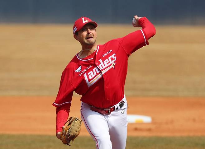 12일 광주기아챔피언스필드에서 열린 프로야구 SSG 랜더스와 KIA 타이거즈의 시범경기. SSG 베니지아노가 1회에 투구하고 있다. /연합뉴스