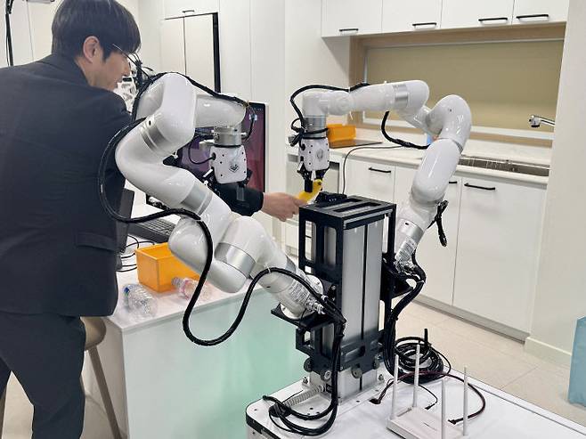 기계연 김정중 인공지능기계연구실장 연구팀이 개발한 일상 작업 AI 로봇이 12일 시연에서 김 실장에게 바나나를 가져다주고 있다. 임효인 기자