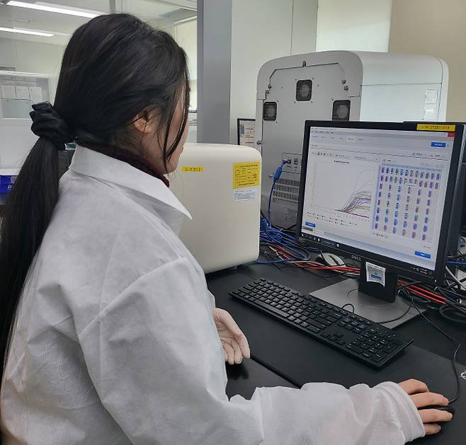 신학기를 맞아 단체생활이 늘면서 광주광역시 내 인플루엔자(독감) 검출률이 전년 같은 시기보다 2배가량 높아진 것으로 나타나 호흡기 감염병에 대한 각별한 주의가 요구된다. 사진은 광주광역시 보건환경연구원이 바이러스를 검사하고 있는 모습. /광주시 제공