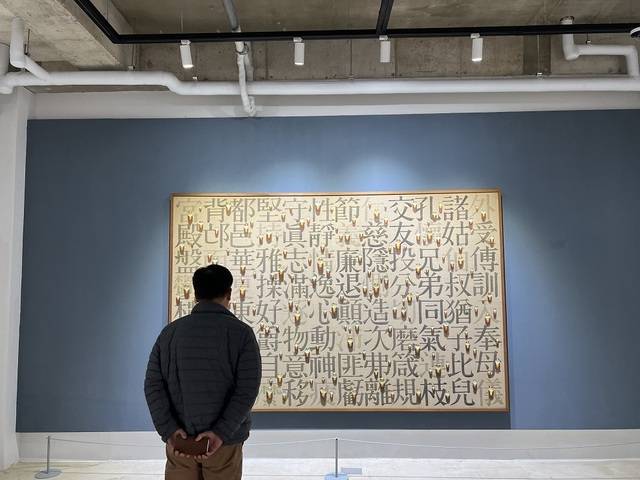 12일 전주아트이슈프로젝트에서 열리고 있는 김창열 전시 ‘물방울, 존재를 묻다’ 에 방문한 관람객이 300호짜리 대작 그림을 감상하고 있다/사진=박은 기자