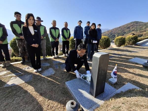 국립3.15민주묘지관리소(소장 이성철)는 지난해 11월 20일 창원시 마산회원구 구암동 국립3.15민주묘지에 있는 3.15의거 고 김동섭 열사 묘소를 찾아 참배했다. 이날은 열사 62번째 기일이었다. /국립3.15민주묘지관리소