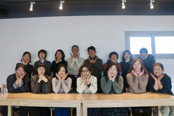 양산시 수서권역 협동조합 조합원과 자원봉사자들이 함께 환하게 웃고 있다. /이현희 기 자