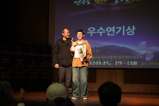 지난 11일 밀양아리랑아트센터에서 열린 제44회 경남연극제 시상식에서 극단 이루마 '당신이 좋아' 김종구 역 등으로 우수연기상을 받은 박준수(오른쪽) 배우가 수상 기념 사진을 찍고 있다. 백지영기자