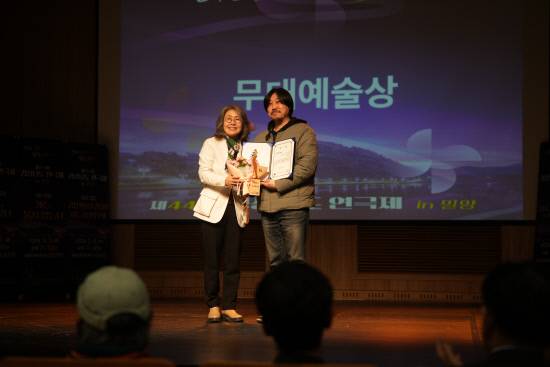 지난 11일 밀양아리랑아트센터에서 열린 제44회 경남연극제 시상식에서 '노르망디에 핀 쑥부쟁이'로 무대예술상을 받은 이종철(오른쪽) 극단 입체 무대감독이 수상 기념 사진을 찍고 있다. 백지영기자