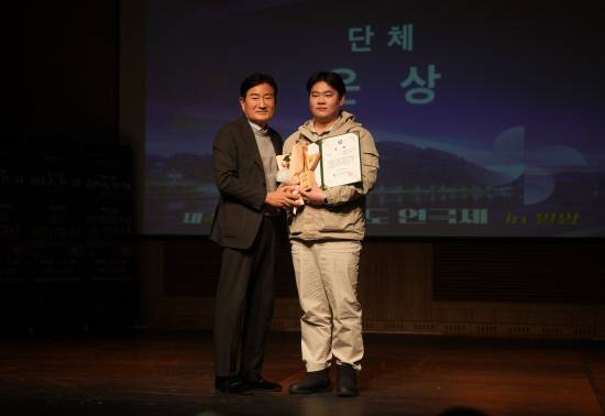 지난 11일 밀양아리랑아트센터에서 열린 제44회 경남연극제 시상식에서 '왕의 북'으로 단체 은상을 받은 김종필(오른쪽) 극단 장자번덕 연출이 수상 기념 사진을 찍고 있다. 백지영기자