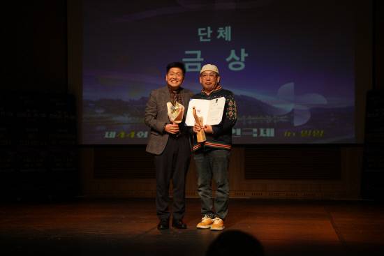 지난 11일 밀양아리랑아트센터에서 열린 제44회 경남연극제 시상식에서 '웃으면 장수하리'로 단체 은상을 받은 제상아(오른쪽) 극단 벅수골 기획자가 수상 기념 사진을 찍고 있다. 백지영기자