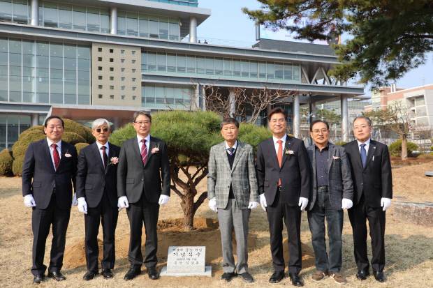 김상호 총장과 역대 총장, 곽현근 발전후원회장, 김찬기 한경국립대 총장이 기념사진을 찍고 있다. 국립금오공대 제공