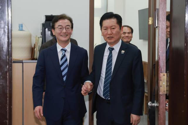 더불어민주당 전재수 의원이 12일 국회에서 민주당 정청래 대표와 면담을 마치고 당대표실에서 나오고 있다. 연합뉴스