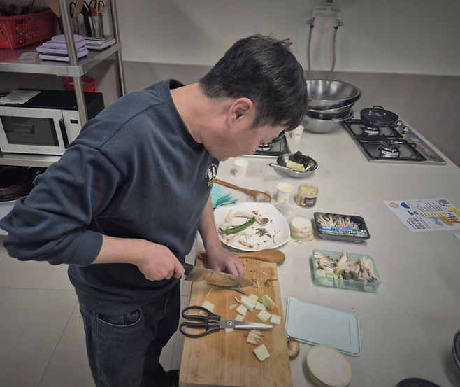 ▲ 11일 의성군가족센터 조리실에서 열린 중장년 남성 1인가구 프로그램 '남자의 품격 공방' 요리 교육에서 한 참가자가 '얼큰 냉이 불고기버섯전골' 조리를 위해 재료를 손질하고 있다. 의성군 제공