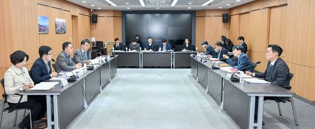 12일 대구시 동인청사에서 열린 시정 주요 현안 점검보고회에서 김정기 대구시장 권한대행과 신공항건설단 간부들이 의견을 나누고 있다. 대구시 제공