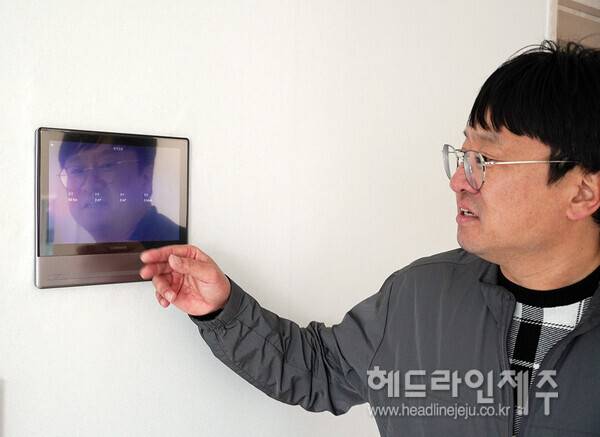 제주도 관계자가 금산로 주택 내부 히트펌프 관리 장비들을 설명하고 있다. ⓒ헤드라인제주