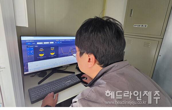 제주도 관계자가 금산로 주택 내부 히트펌프 설비에서 전력 및 온수 등 사용량을 확인하고 있다. ⓒ헤드라인제주