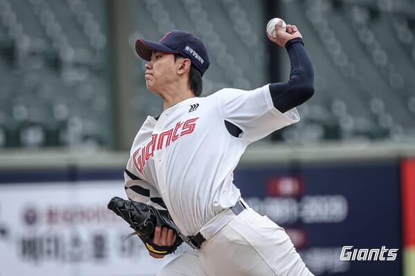 호투한 김진욱(사진=롯데)