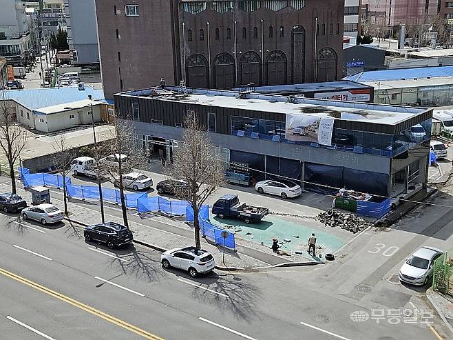 광주 중흥동 무등일보 사옥 맞은편에 테슬라 전시장 매장을 위한 공사가 한창이다. 다음달 5일께 공사가 마무리될 예정이다. 이삼섭기자 seobi@mdilbo.com