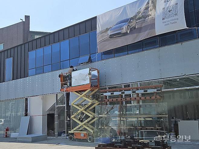 광주 중흥동 무등일보 사옥 맞은편에 테슬라 전시매장 개장을 위한 공사가 한창이다. 다음달 5일께 공사가 마무리될 예정이다. 이삼섭기자 seobi@mdilbo.com