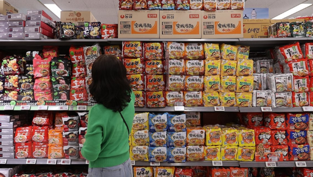 서울 시내의 한 대형마트 라면 판매대에서 시민들이 장을 보고 있는 모습 [사진=연합뉴스]
