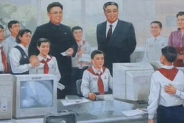 금성학원 단지 안뜰에 있는 벽화에는 김일성과 김정은이 미소를 지으며 컴퓨터를 다루는 학생들 옆에 함께 그려져 있다. [사진=DTEX 보고서]